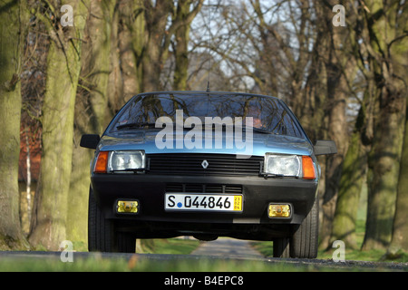 Location, Renault Fuego, l'année de modèle 1984 env., bleu, ancienne, années 80, années 80, la conduite, la vue avant, route, chemin de campagne, photographie Banque D'Images