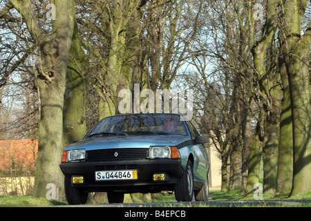 Location, Renault Fuego, l'année de modèle 1984 env., bleu, ancienne, années 80, années 80, la conduite, la diagonale avant, vue avant, route, pays Banque D'Images