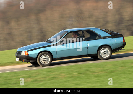 Location, Renault Fuego, l'année de modèle 1984 env., bleu, ancienne, années 80, années 80, la conduite, la vue de côté, route, chemin de campagne, photographe Banque D'Images