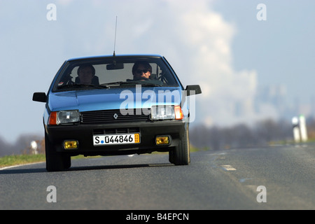 Location, Renault Fuego, l'année de modèle 1984 env., bleu, ancienne, années 80, années 80, la conduite, la vue avant, route, chemin de campagne, photographie Banque D'Images