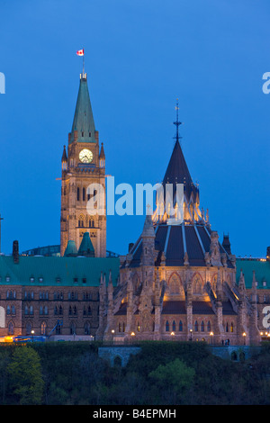 Vue sur la Colline du Parlement vu de la Pointe Nepean au crépuscule dans la ville d'Ottawa, Ontario, Canada. Banque D'Images