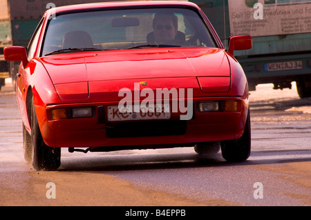 Voiture, Porsche 924, l'année de modèle 1977, rouge, coupe, coupe, vieille voiture, la conduite, la diagonale avant, vue avant, photographe : Hardy Mutsch Banque D'Images