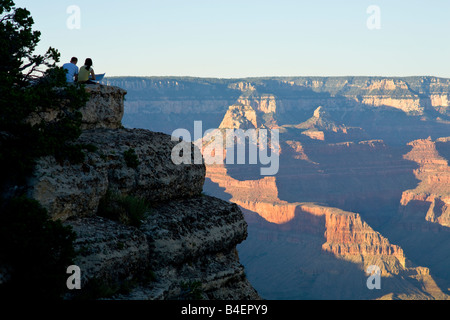 Couple de touristes en observant le Grand Canyon Arizona USA du point de Maricopa au coucher du soleil Banque D'Images