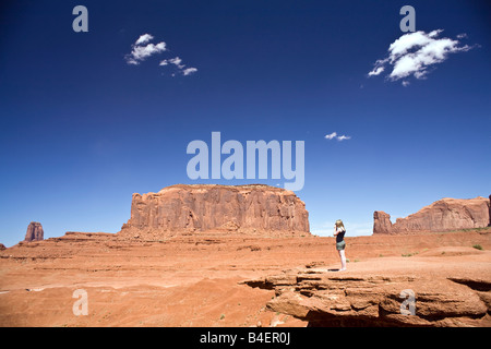 Teen girl tourist taking photograph au John Ford point, Monument Valley, Arizona USA Banque D'Images