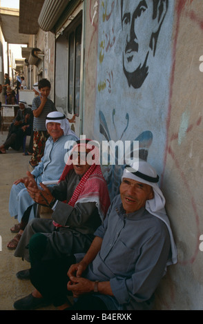 Les hommes assis sous-mural de l'ex-président, Hafez Al Assad, Syrie, Banque D'Images