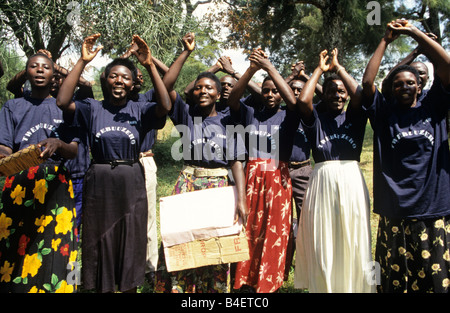 Les membres du personnel de santé en matière de reproduction de la Communauté (CRHW) exécution de jouer dans le village, de l'Ouganda Banque D'Images