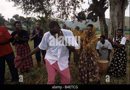 Les membres du personnel de santé en matière de reproduction de la Communauté (CRHW) exécution de jouer dans le village, de l'Ouganda Banque D'Images