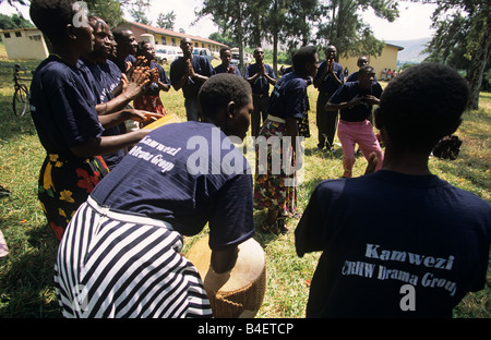 Les membres de la communauté des travailleurs de la santé de la reproduction (CRHW) effectuer un jeu à un village de l'Ouganda. Banque D'Images