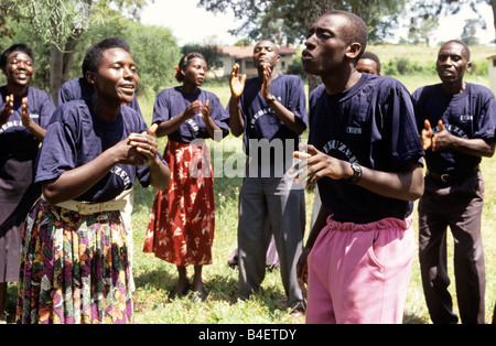 Les membres du personnel de santé en matière de reproduction de la Communauté (CRHW) exécution de jouer dans le village, de l'Ouganda Banque D'Images