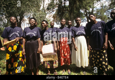 Les membres de la communauté des travailleurs de la santé de la reproduction (CRHW) effectuer un jeu à un village de l'Ouganda. Banque D'Images