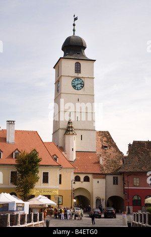 La Transylvanie Sibiu Roumanie tour du Conseil réveil Turnul Sfatului et de vieux immeubles sur la Piata Mica dans ville historique Banque D'Images