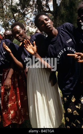 Les membres de la communauté des travailleurs de la santé de la reproduction (CRHW) effectuer un jeu à un village de l'Ouganda. Banque D'Images