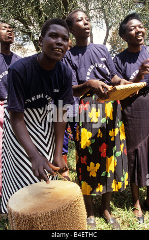 Les membres de la communauté des travailleurs de la santé de la reproduction (CRHW) effectuer un jeu à un village de l'Ouganda. Banque D'Images