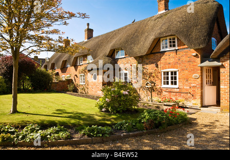 Anglais assez typique chalet chaume ou maison du village de tous les Cannings, Wiltshire, Angleterre, Grande-Bretagne, Royaume-Uni Banque D'Images