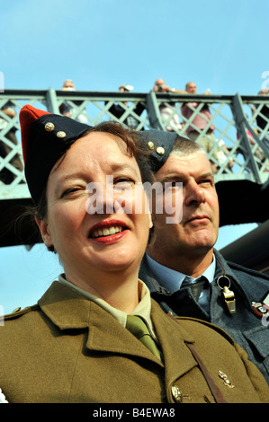 L'homme et la femme vêtue de l'uniforme militaire de 1940 à 1040 ère s s jour à la gare de l'Angleterre Norfolk Weybourne Banque D'Images