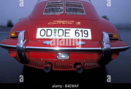 Voiture, Porsche 356 Carrera 2, l'année de modèle 1963, rouge, voiture de sport, coupé, cabriolet, rouge, voiture d'époque, années 60, années 60, vue arrière, bouclier, Banque D'Images