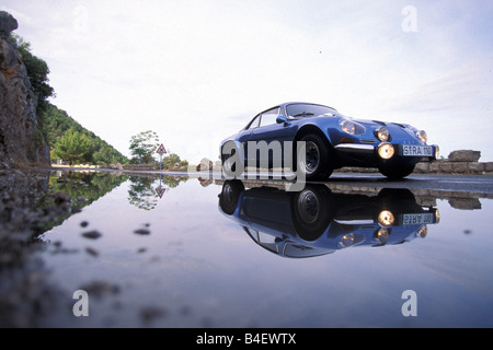 Voiture, Renault Alpine A110, voiture de sport, coupé, cabriolet, bleu, année modèle 1962-1977, voiture d'époque, années 60, années 60, debout, la diagonale Banque D'Images