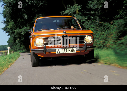 Voiture, BMW 2002 tii, sedan, classe moyenne, moyennes, vintage car, orange, l'année de modèle 1968-1975, la conduite, l'avant en diagonale, à l'avant Banque D'Images