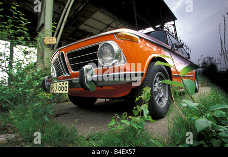 Voiture, BMW 2002 tii, sedan, classe moyenne, moyennes, vintage car, orange, l'année de modèle 1968-1975, Comité permanent, avant, avant diagonal Banque D'Images