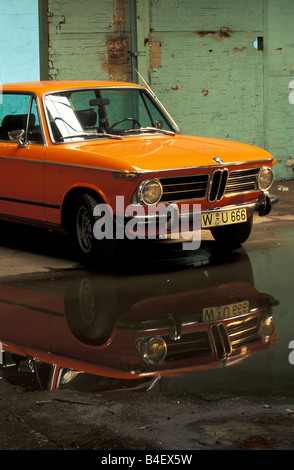 Voiture, BMW 2002 tii, sedan, classe moyenne, moyennes, vintage car, orange, l'année de modèle 1968-1975, Comité permanent, avant, avant diagonal Banque D'Images