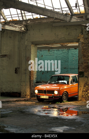 Voiture, BMW 2002 tii, sedan, classe moyenne, moyennes, vintage car, orange, l'année de modèle 1968-1975, Comité permanent, avant, avant diagonal Banque D'Images