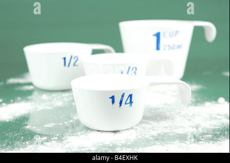 Tasses à mesurer isolé sur fond vert Banque D'Images