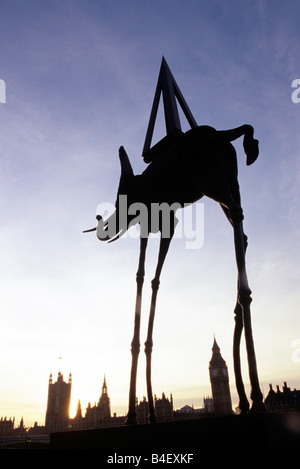 Silhouette d'éléphant de l'espace Dali, les Maisons du Parlement en arrière-plan, London, England, UK Banque D'Images