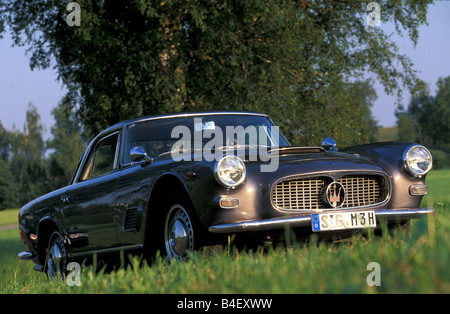 Voiture, Maserati 3500 GT, l'année de modèle 1960, Coupé, berline, argent, gris foncé, voiture vintage, années 60, années 60, debout, devant, en diagonale Banque D'Images