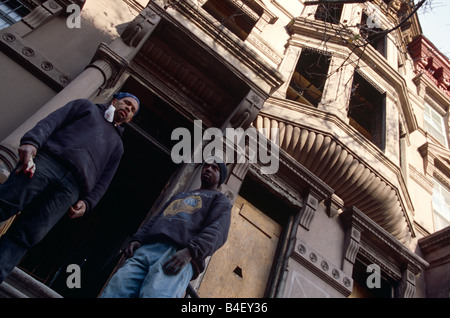 Deux hommes debout sur les marches d'un bâtiment à New York City, USA. Banque D'Images