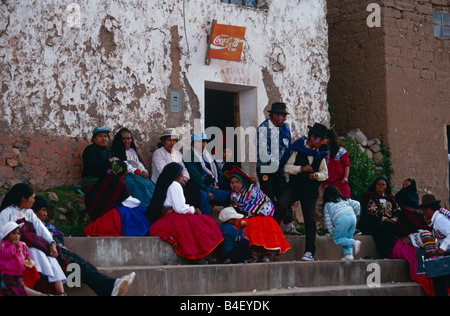 Les villageois dans des vêtements traditionnels colorés se rassembler en face de boutique, Pérou Banque D'Images