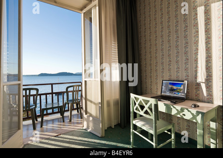 Ordinateur portable sur un bureau dans une chambre d'hôtel au bord du lac, Belgirate, Lac Majeur, Italie Banque D'Images