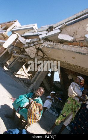 Les sans-abri, de personnes déplacées par la guerre civile, à l'abri dans un bâtiment détruit en Angola. Banque D'Images