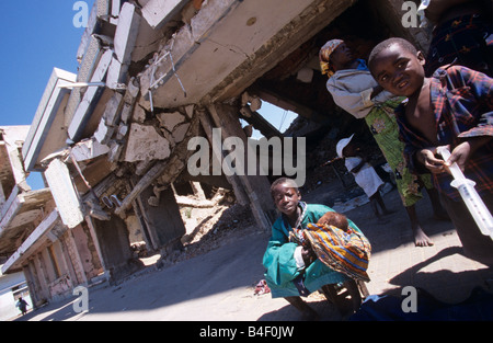 La mère et les enfants à l'abri dans les bâtiments de guerre détruit en Angola Banque D'Images