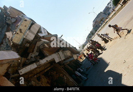 Les enfants des rues à l'abri de gros bâtiment dans Angola déchiré par la guerre Banque D'Images