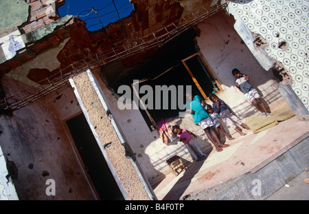 Les enfants sans abri à l'abri dans un bâtiment endommagé en Angola, pays ravagé par la guerre. Banque D'Images