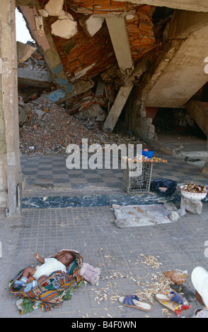 Bébé garçon et à l'abri dans les bâtiments de guerre détruit en Angola Banque D'Images