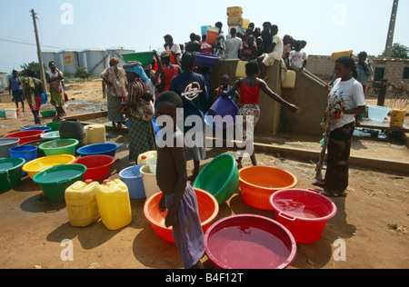 L'approvisionnement en eau à un camp pour personnes déplacées en Angola. Banque D'Images