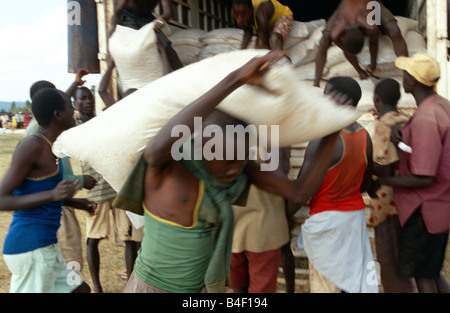 Le déchargement des sacs de fournitures pour la distribution du PAM au Burundi. Banque D'Images