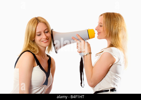 TWIN SISTERS WITH MEGAPHONE Banque D'Images