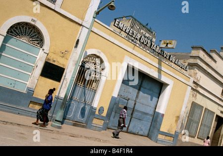 Signer et entrée à l'ancienne usine de tabac, l'Angola, l'Afrique Banque D'Images