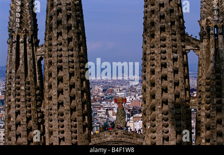 Tours de l'église Sagrada Familia incomplète, Barcelone, Espagne Banque D'Images
