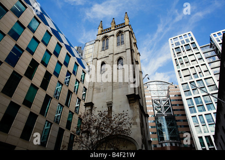 La tour d'une ancienne église pour compeats avec espace bureau moderne sky scrapers dans la ville de Londres Banque D'Images