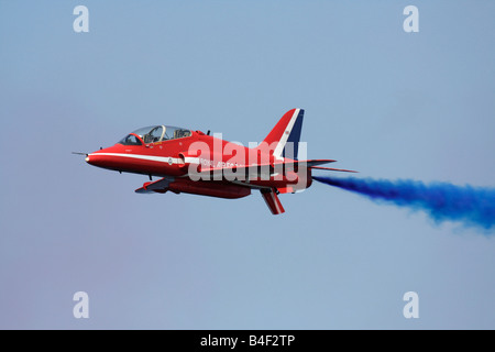 Royal Air Force flèches rouges Hawk flying jet et final de la fumée bleue Banque D'Images