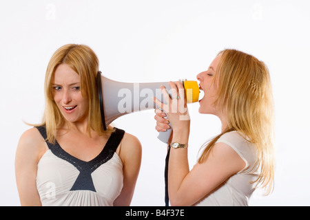 TWIN SISTERS WITH MEGAPHONE Banque D'Images