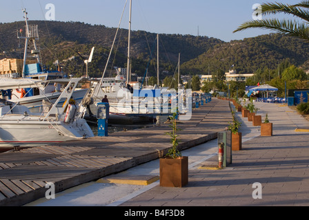 Le port de plaisance et le quartier du port avec bateaux et yachts dans la ville de Poros île de Poros, Iles grecques Grèce Mer Egée Banque D'Images