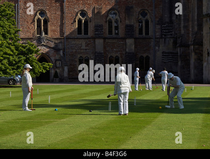 Les gens playing croquet au Bishop's Palace et jardins de la ville de Wells, Somerset, Angleterre Banque D'Images