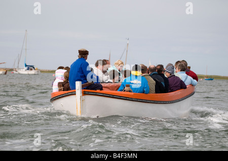 Groupe de gens assis dans un bateau lors de voyage pour voir les phoques sur les eaux Morston East Anglia Norfolk Angleterre Banque D'Images