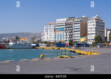 Traversier rapide amarré dans le port du Pirée Grèce continentale Grèce Mer Egée avec Office Tower Block derrière les bâtiments Banque D'Images