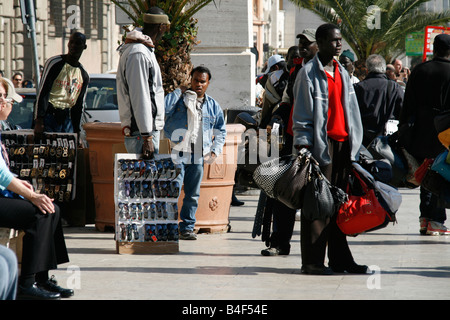 Les immigrants à la vente de marchandises par le Vatican à Rome Banque D'Images