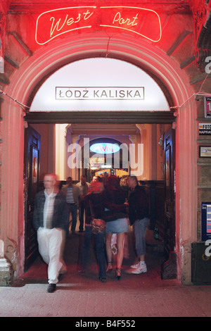 Entrée au club -LODZ KALISKA- sur une populaire rue Piotrkowska à Lodz, Pologne Banque D'Images